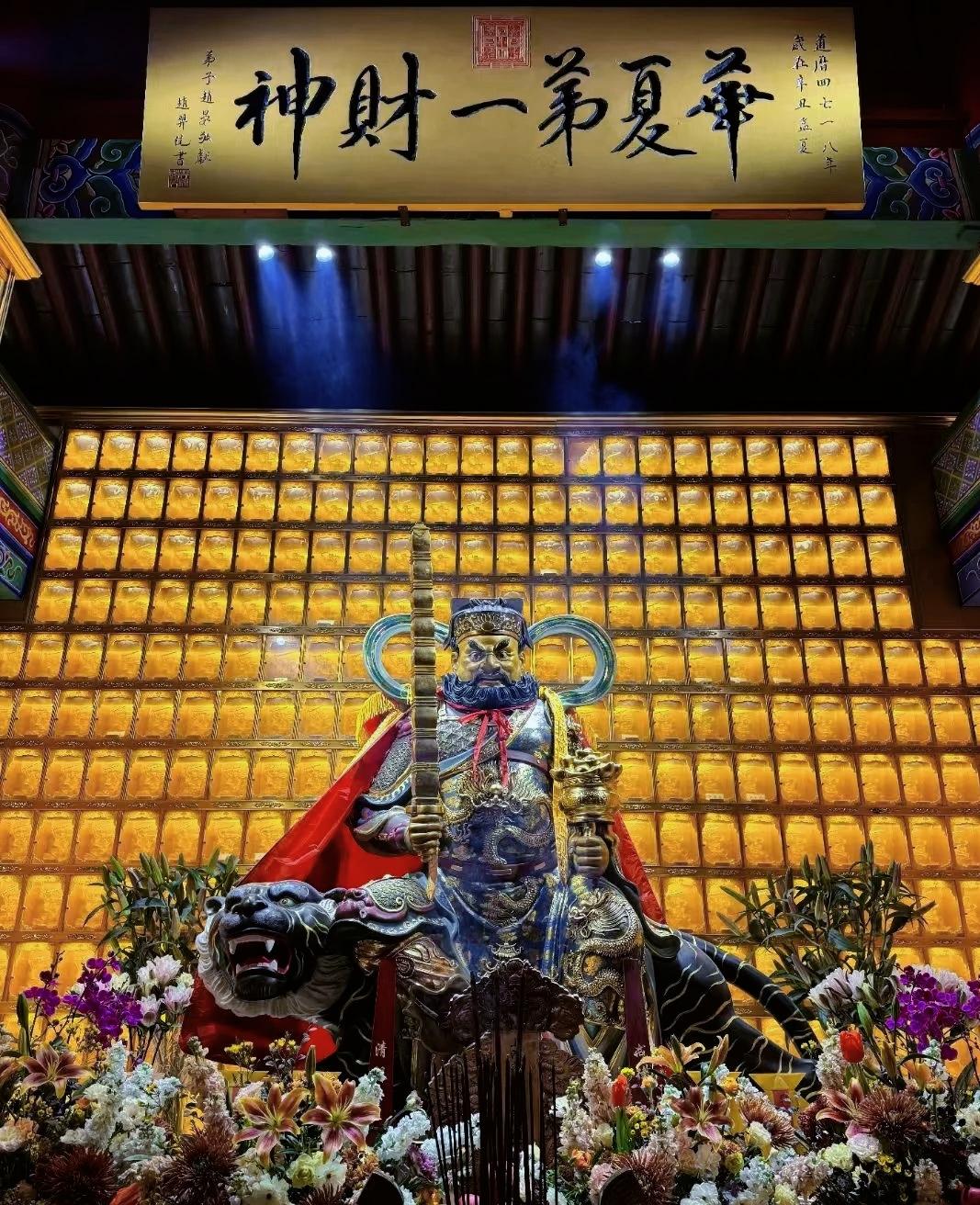 那天在五台山遇到一位师傅说：“钱是用来滋养灵魂的，而不是用来浇灌欲望的。。一命；