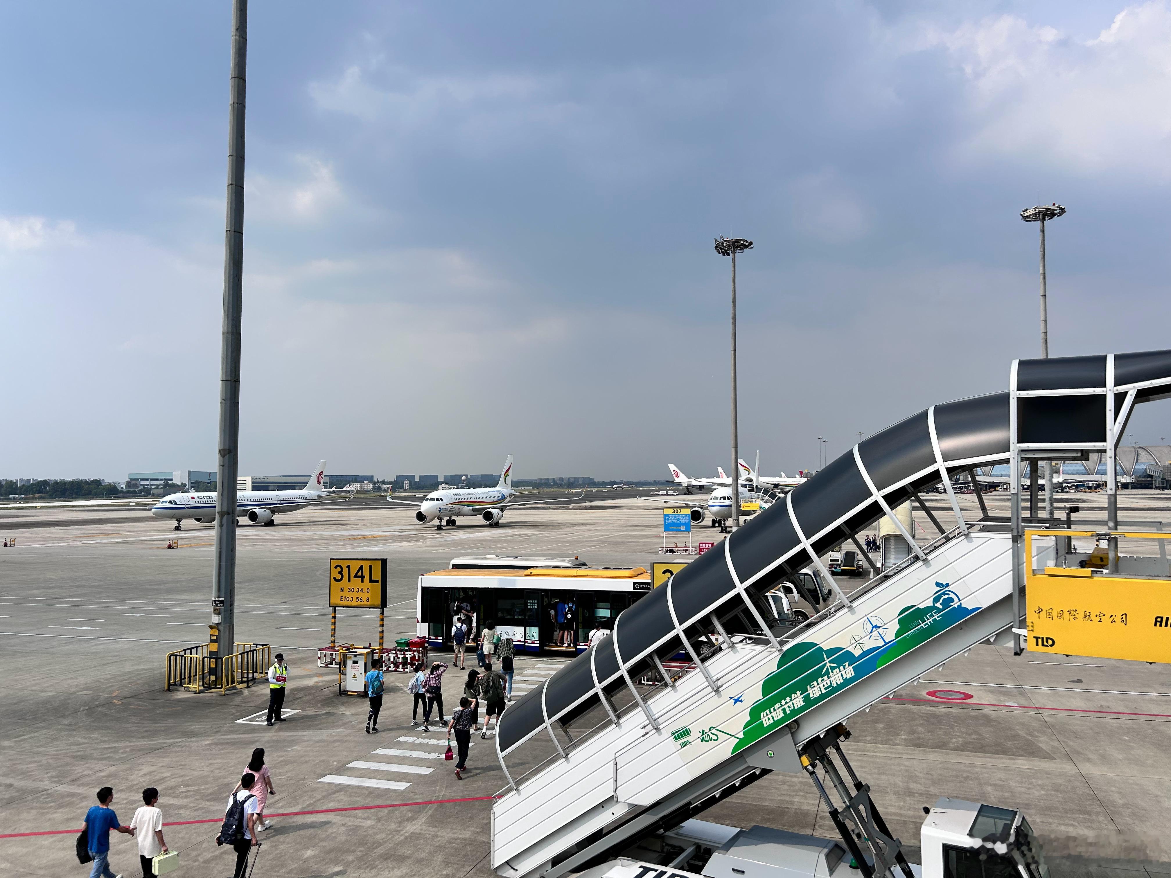 我想回深圳避暑[淡淡的][淡淡的] 39 ℃下的摆渡车，一下飞机我感觉快化了[跪