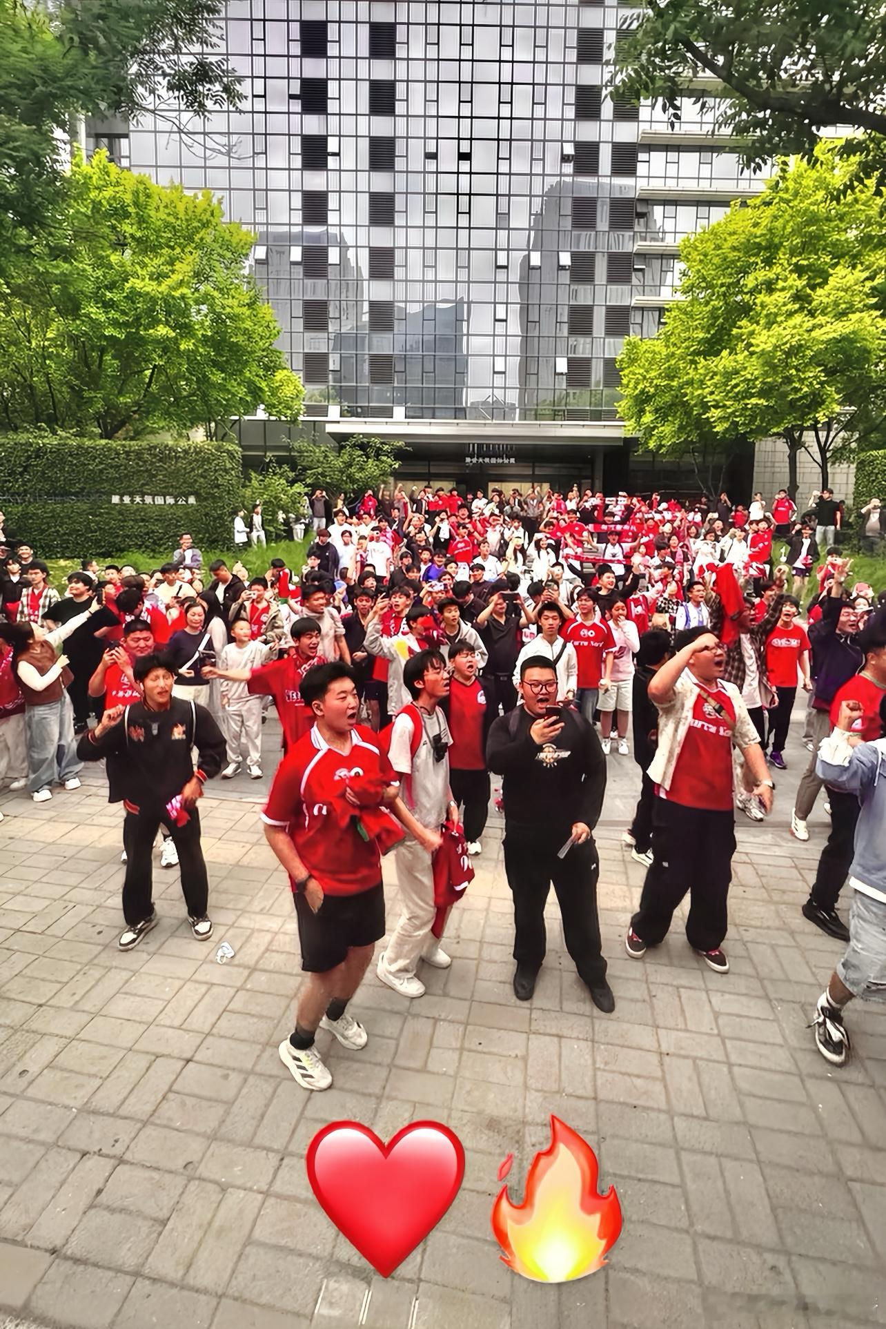 中超河南队 5月3日18时许，河南彩陶坊飞抵重庆江北机场，备战本周二客场挑战重庆