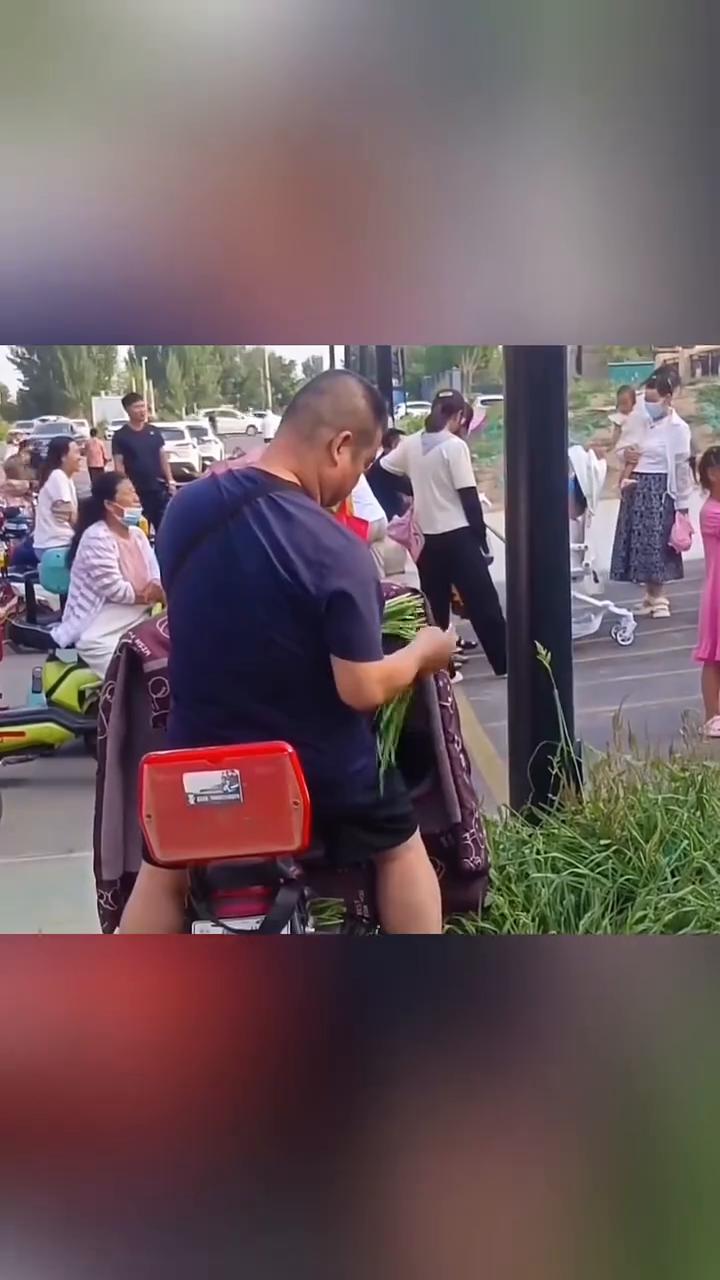 居家好男人到家就做饭干活，接娃时还不忘手里的活儿。