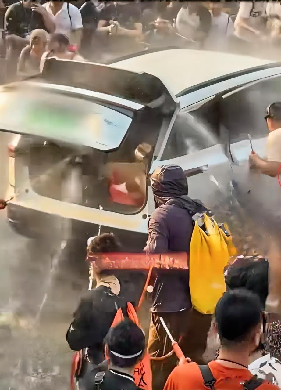 泼水节不是随意乱喷水的理由。一白色小车在经过某地泼水节现场时，被现场两名人员一前