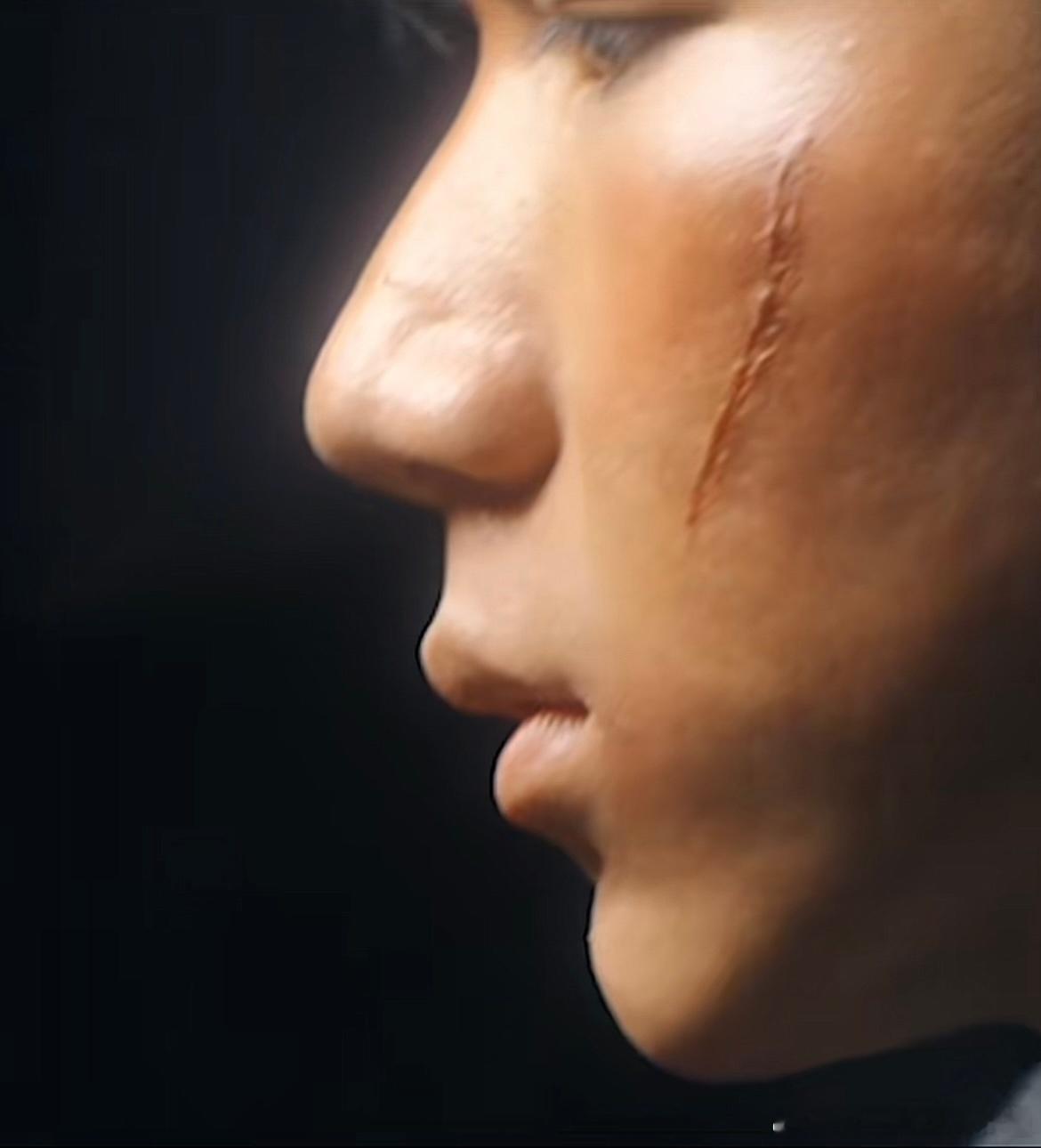 #王源盗火者伤疤造型#王源这个伤疤看着还挺真实的[收到]图二这个眼神戏不错，期待