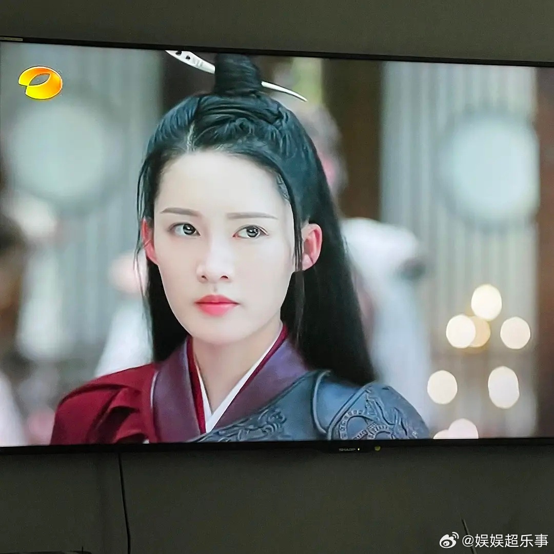 李沁的颜值也很稳定，剧集剧外，过去现在差别都很小。锦绣南歌里，她比田曦薇有女主像