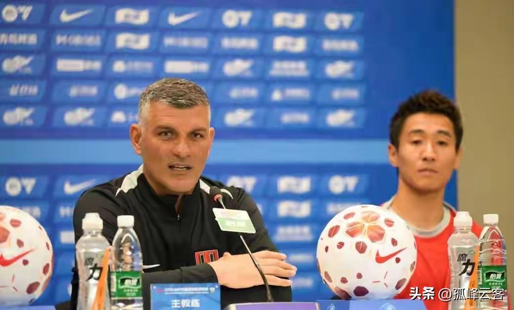 中超揭幕战明天打响，蓉城新帅阿洛伊西携带来新晋队长韦世豪参加新闻发布会，表示球队