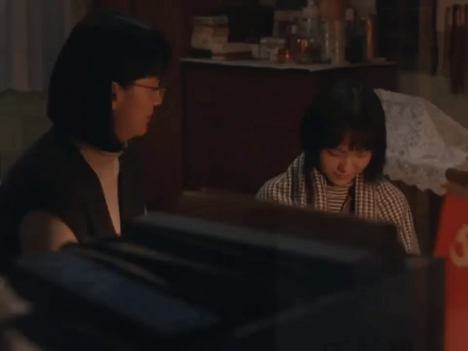 《山花烂漫时》张桂梅听到谷雨说自己大学毕业以后，就回来学校当老师，张桂梅不同意，