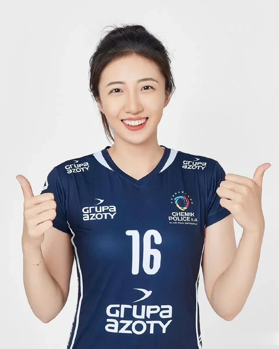 波兰🇵🇱波利采化工俱乐部更新了一组中国🇨🇳女排二传丁霞的加盟定妆照🔥?