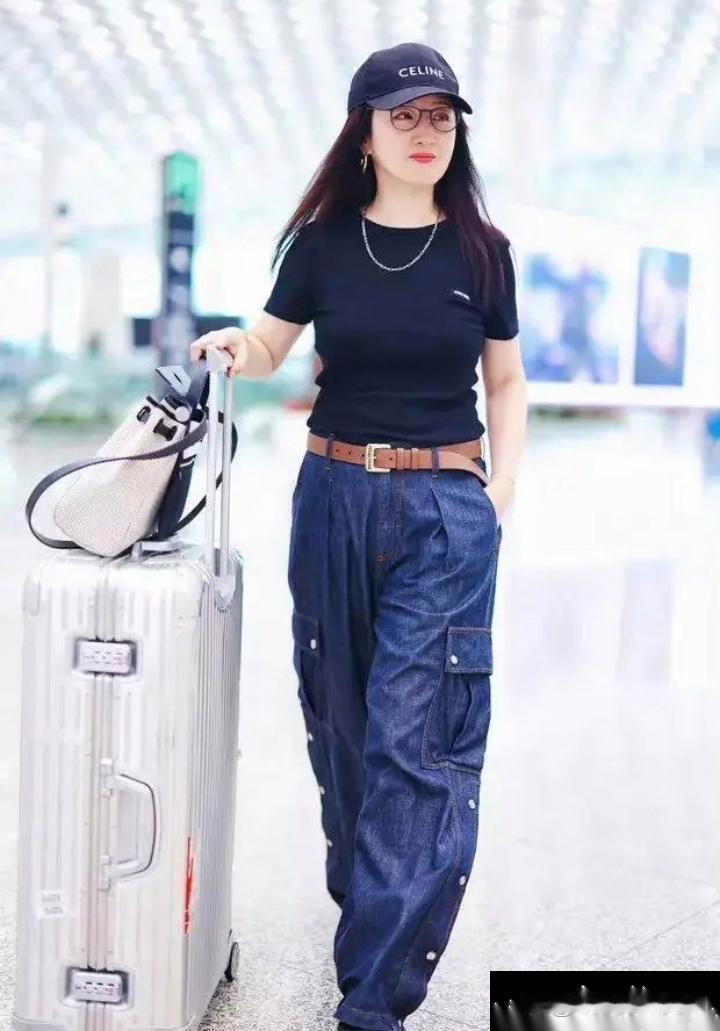 50多岁的杨钰莹打扮得像20岁小姑娘，好看但有点不自然 