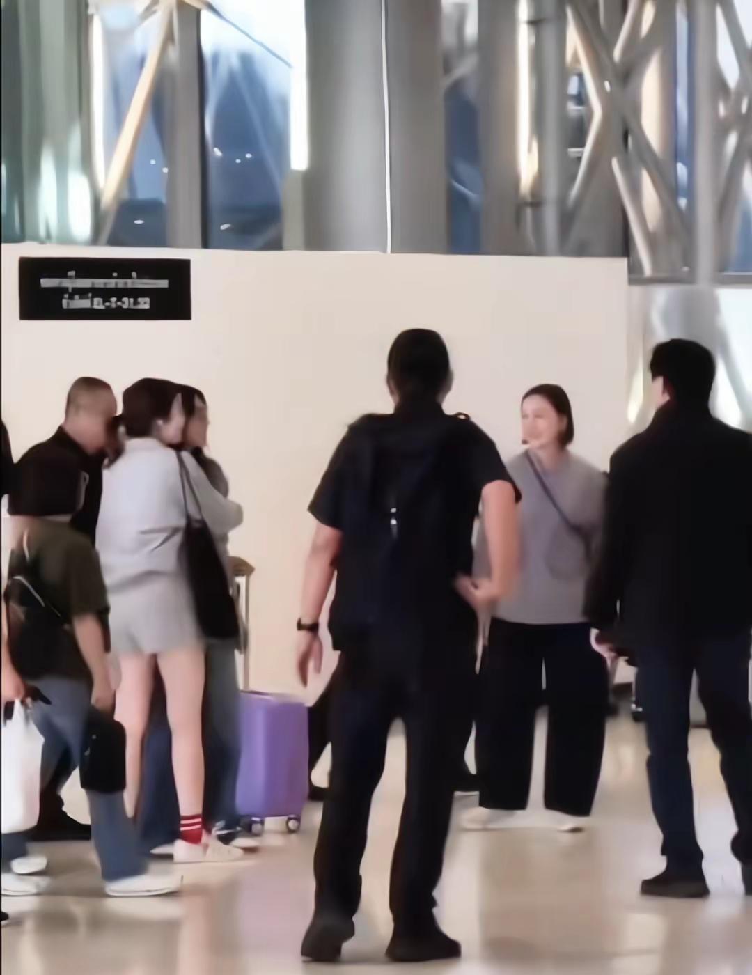 无论发生什么事 邝毛身边永远有对方🥹今天分开的时候 也有好好抱抱说拜拜呀🥰l