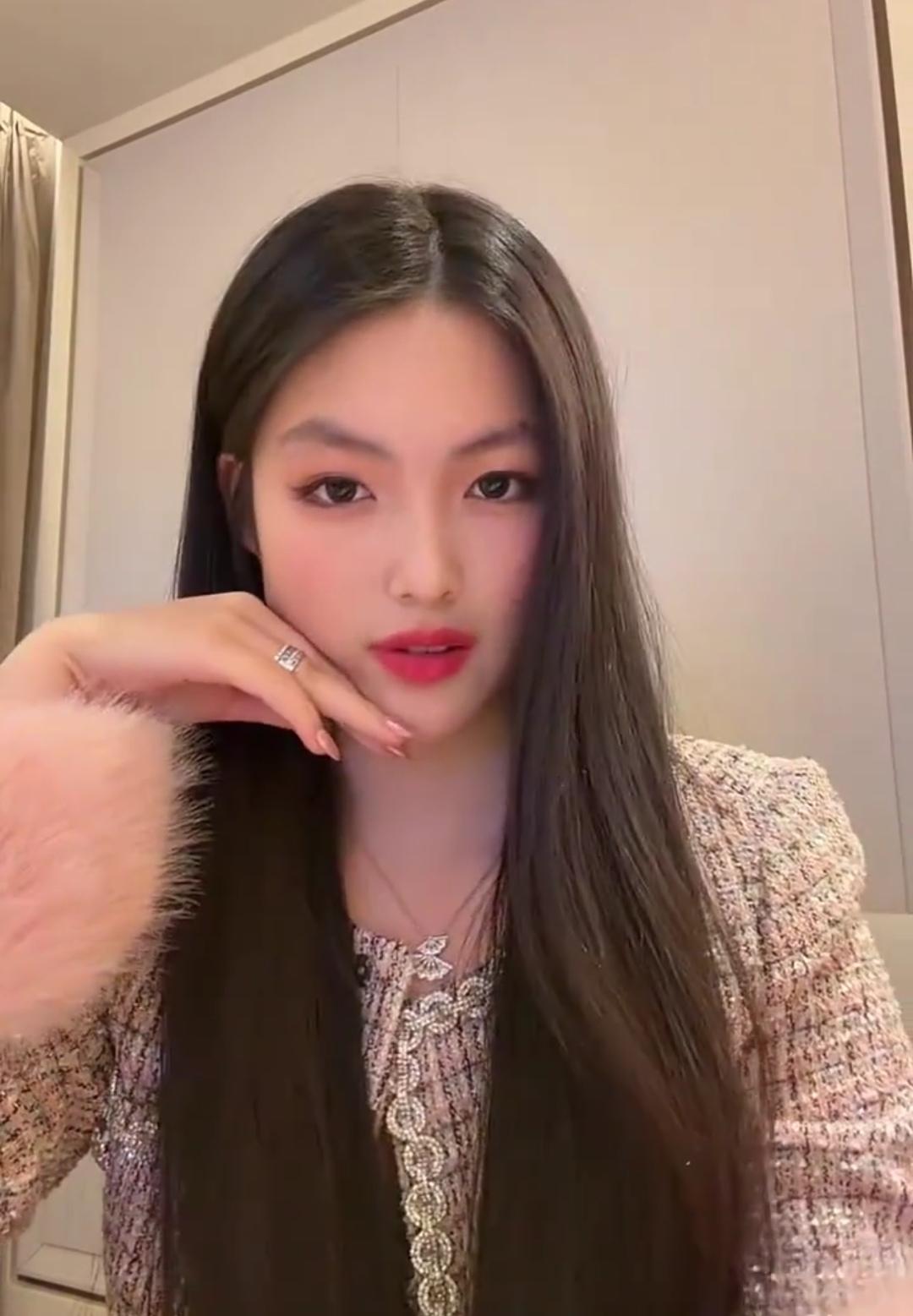 邻家有女初长成，16岁的王诗龄越发的漂亮有气质。

有人说这是王诗龄，开始说啥我