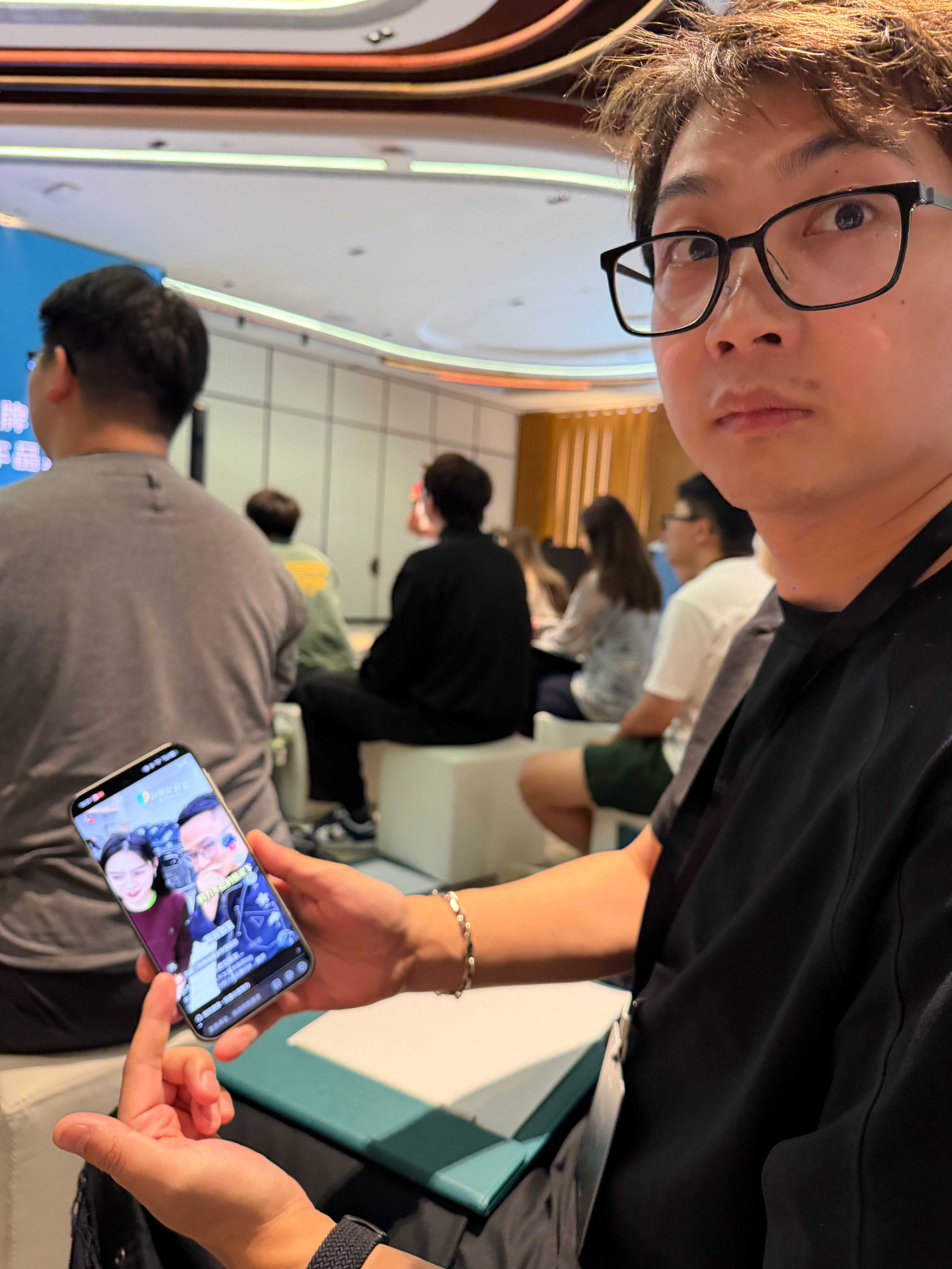 他上来就跟我说，小玉跟别的二手车贩子合拍了。