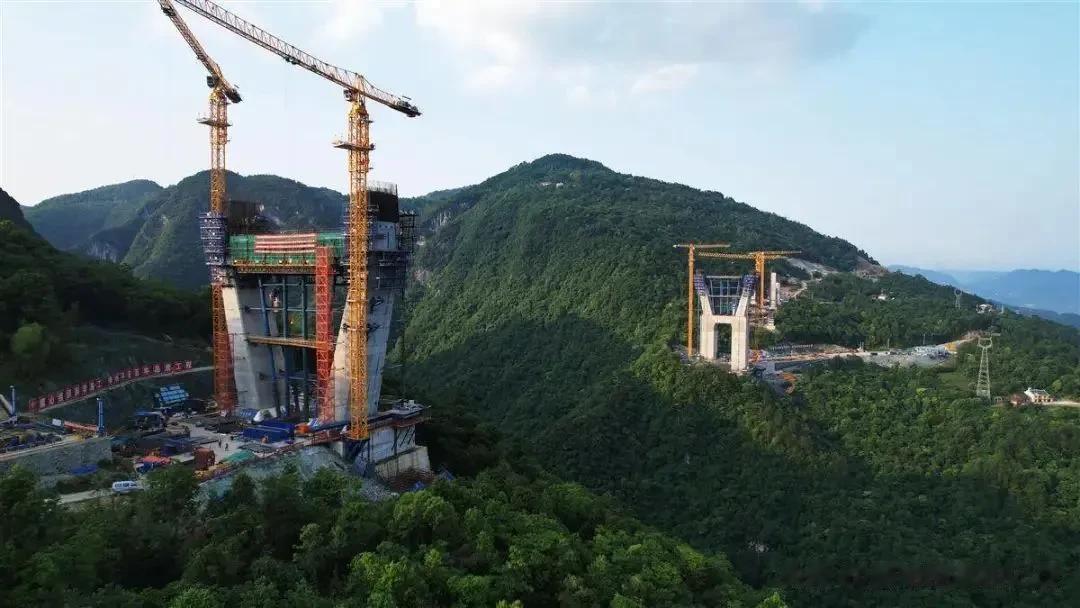 中交二航局承建的湖北高速公路一标段二工区工地发生山体滑坡，9名工人和施工技术员失