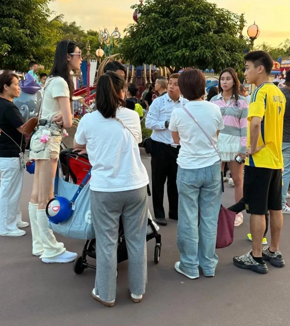 香港迪士尼偶遇奚梦瑶何猷君一家人游玩，
小金薯条穿着黄色的T恤好显眼，抛开豪门少