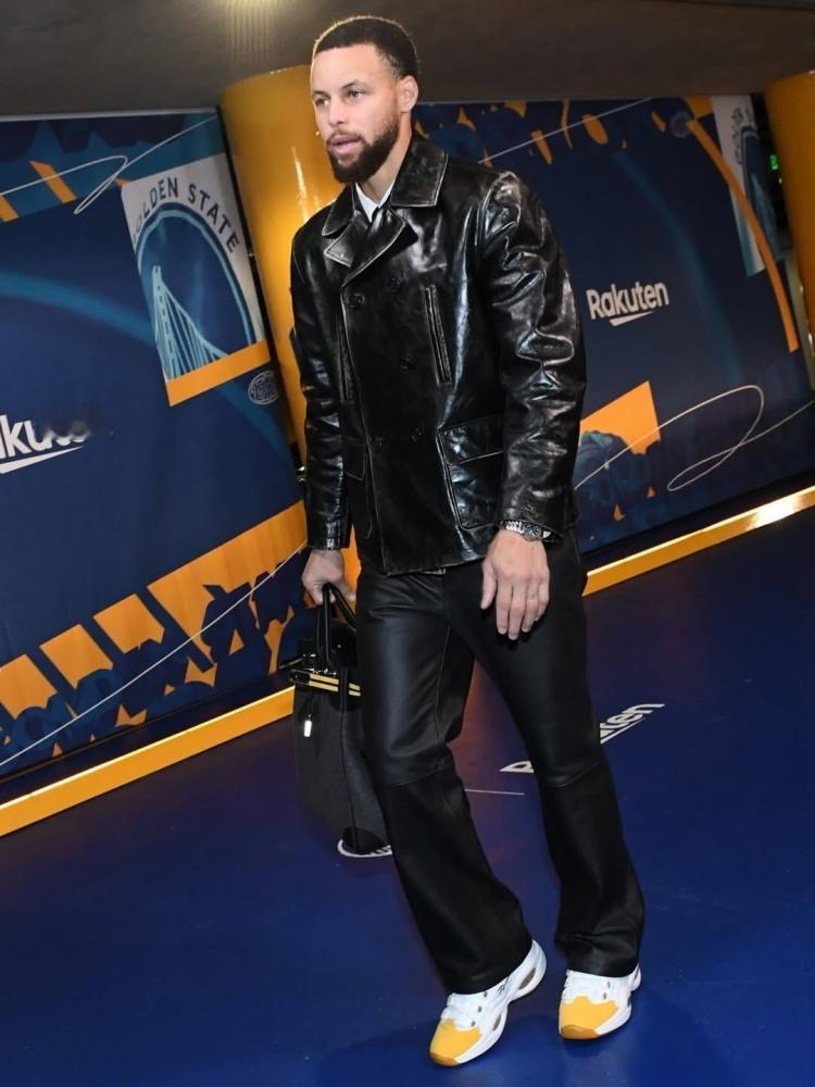 艾弗森社媒更新，晒出了库里在圣诞大战入场时穿着他球鞋的照片。 