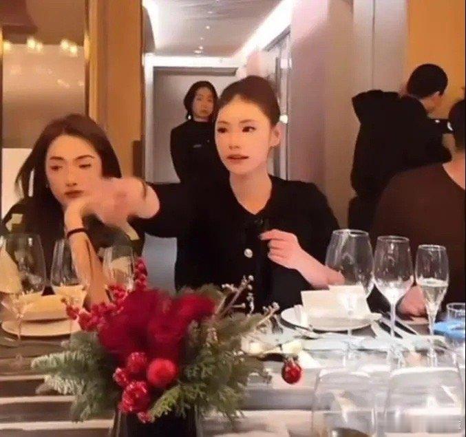 汪小菲马筱梅平安夜家宴来了，张兰坐主桌席位，整个餐厅空间超级大 