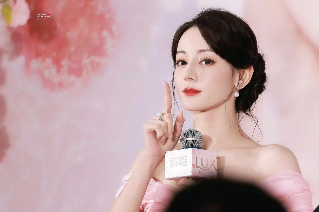 迪丽热巴[超话]迪丽热巴香辣狂欢微博派对合伙人 dlrb 迪丽热巴卫蓝 “三四年