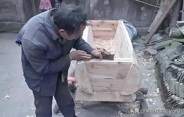 农村的李大爷才六十多岁，又没有什么毛病，却给自己打了一口棺材。用的是自家种的桐树