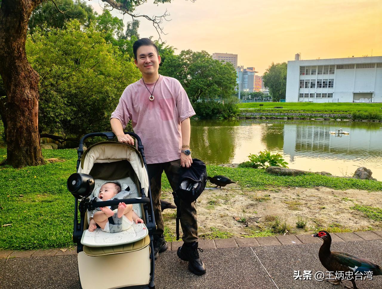 今逢夏至，带小龙马游他爸爸的母校台湾大学，喜于醉月湖畔遇荷花初绽，又见群鸭簇拥首