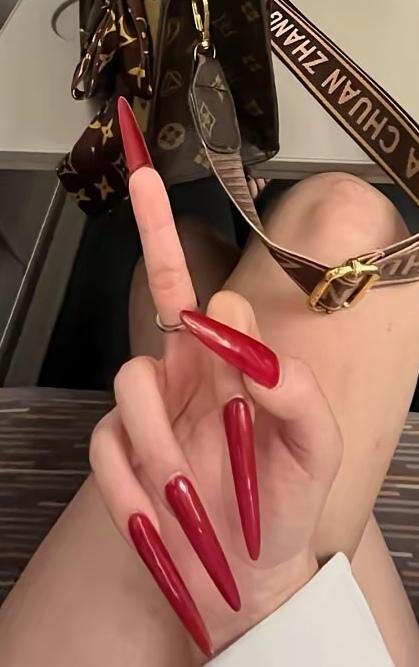 手指甲整成这样生活能自理吗？