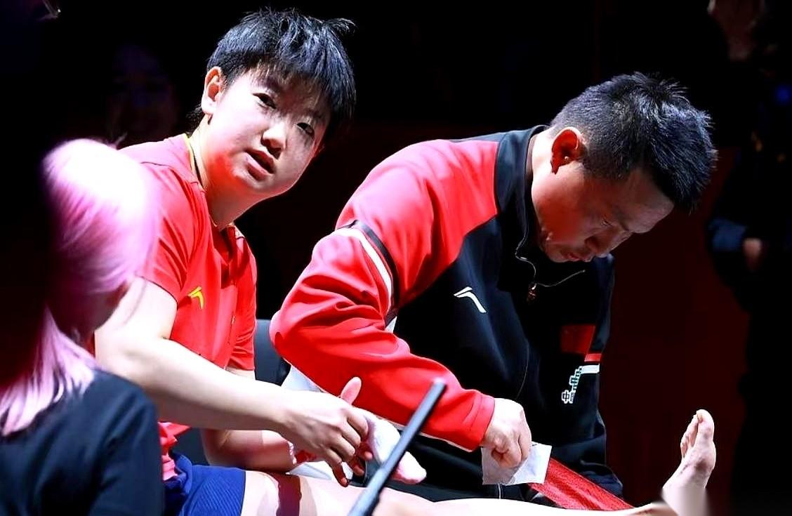 最让人心疼的是什么？
是她都疼成那样了，别人问她，她还摇头说“不疼”。
完了还反