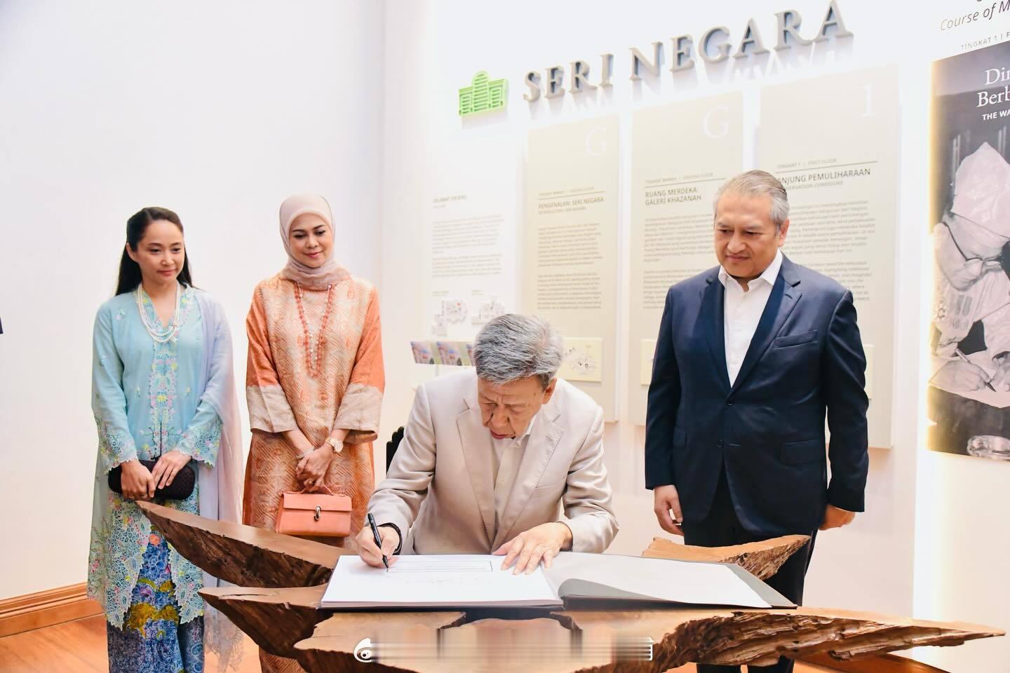 王室王室马来西亚王室雪兰莪 2026年4月22日，雪兰莪苏丹夫妇和王储在吉隆坡参