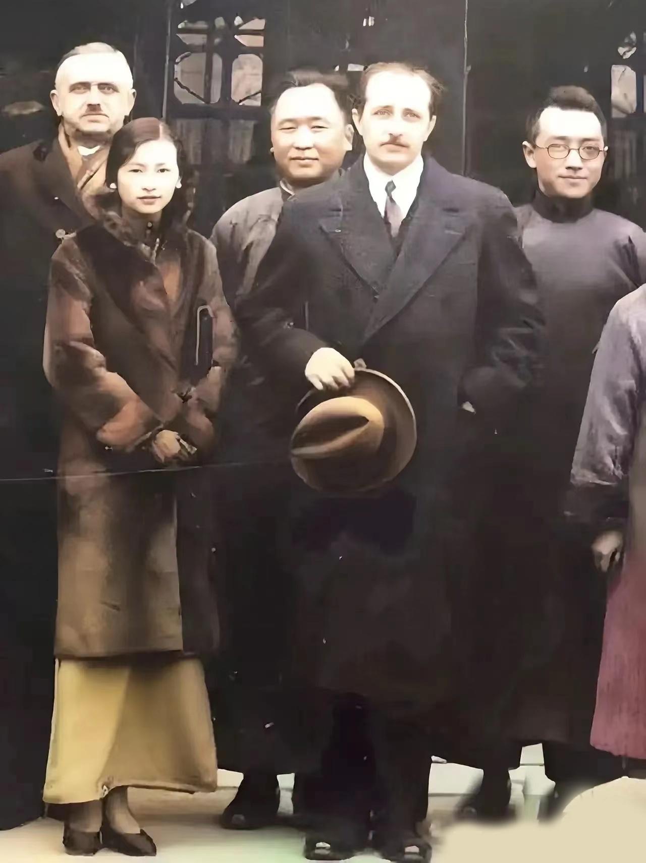 这是一张留存下来的难得旧照，林徽因与胡适一同出现在同一个镜头当中。翻阅大量留存的