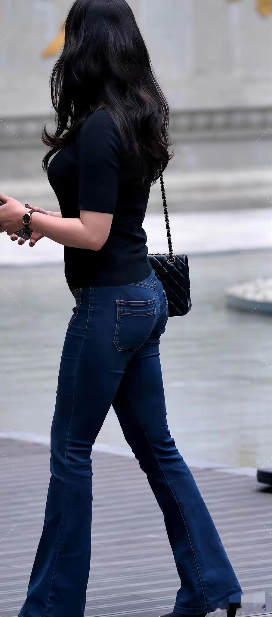 黑针织衫+微喇裤，微胖梨形穿很舒服


30岁以后穿衣服，第一要舒适，第二要适应