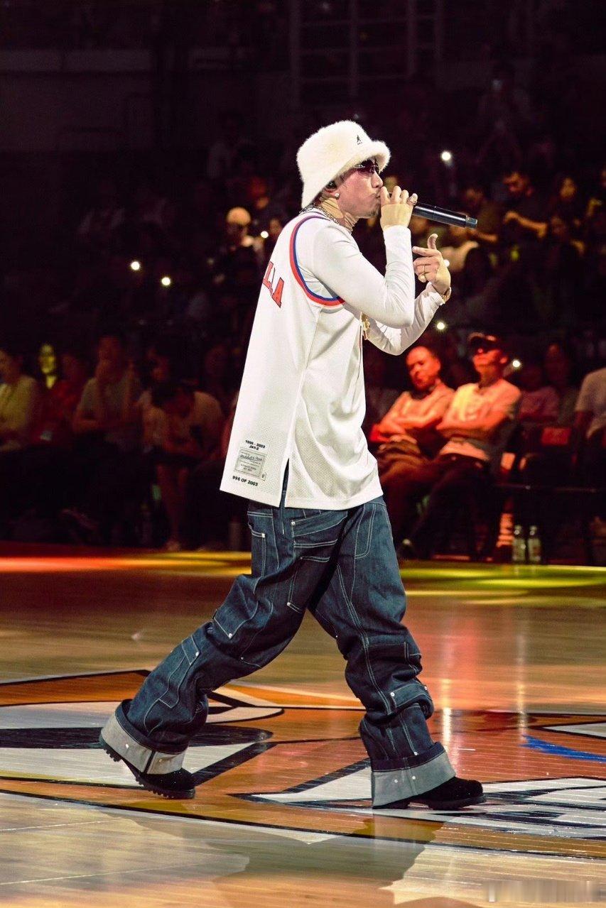 马思唯终于舍得带小米去贵地方了 冰岛浪漫之旅，小米美得让人惊艳，高瘦身材太加分，