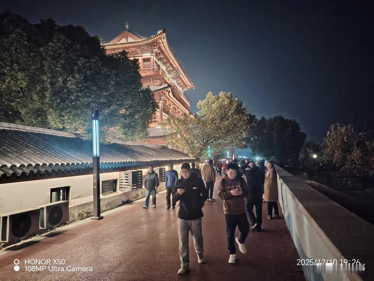 与鸿蒙共赴星光之约长江岸边晚间散步“与鸿蒙共赴星光之约”