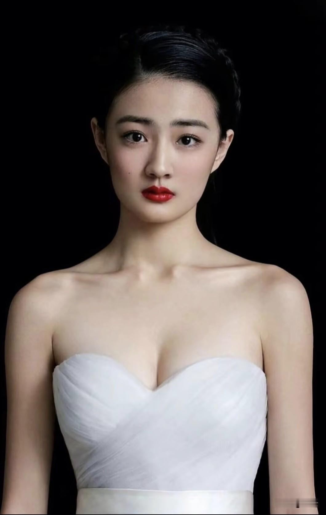 徐璐这次出席经纪人婚宴的造型真的太懂分寸感了。
一袭抹胸短款白色羽毛礼服，上半身