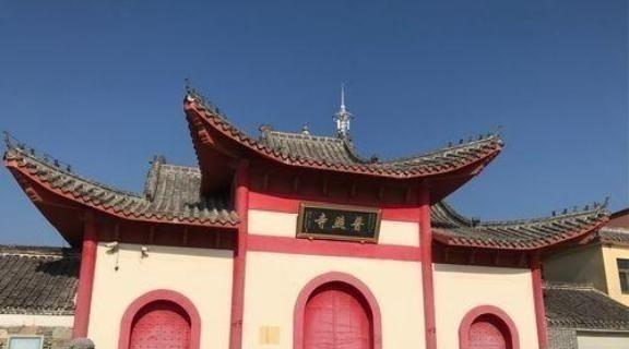 1937年，日军闯进普照寺，将躲在那里的女孩一一糟蹋后，竟让和尚与这些女孩“玩一