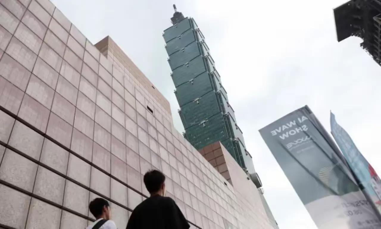 台湾欢呼，中国飞机来了！

昨天7月4号，大陆航空公司接连恢复两岸直飞航线，消息