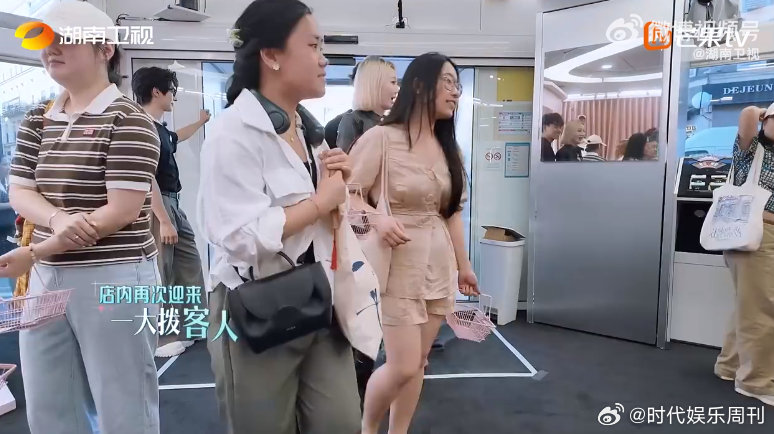 可给尚雯婕忙晕了 结束快闪的尚雯婕，心里还装着店里外国客人，火急火燎往回赶。到店