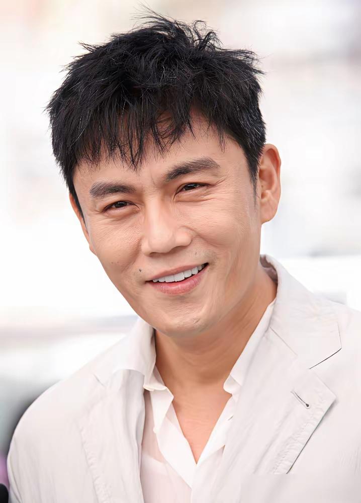 秦昊这种男人，嫁不嫁得看你要什么。
 
伊能静在节目里说童年委屈，他就那么听着，