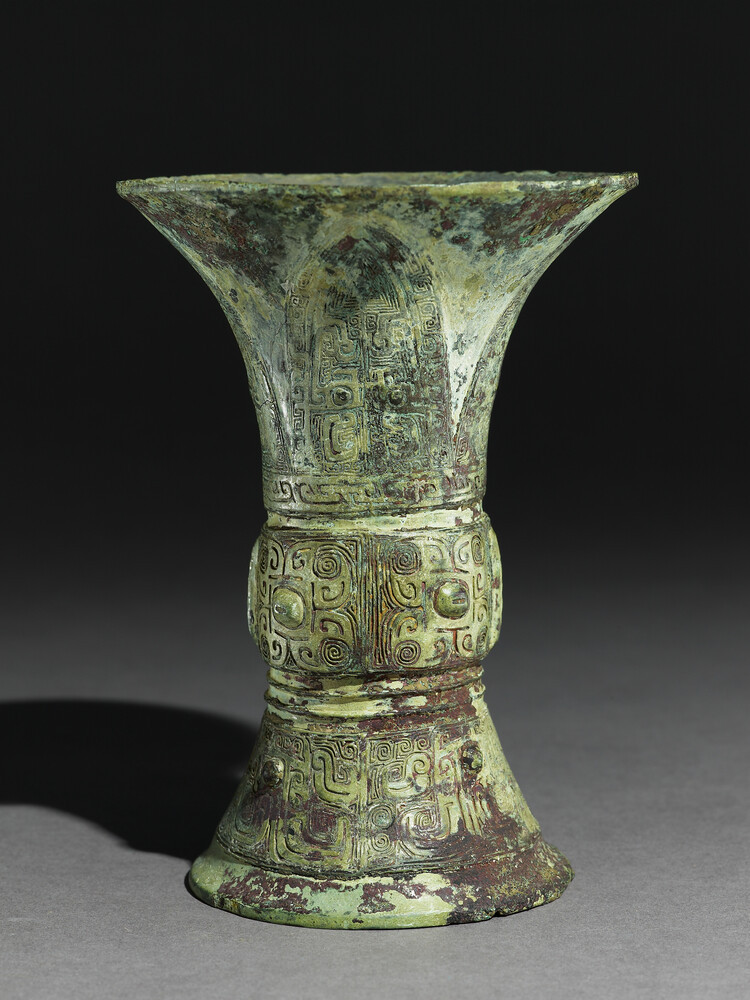 每天一件青铜器 牛津大学阿斯莫兰美术馆藏商晚期:目纹尊. 这类以目纹为中段主纹饰