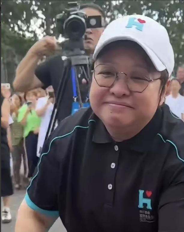 本想靠着大手笔的公益行动来平息风波，一口气砸下三十辆救护车，谁料一次公开露面反倒