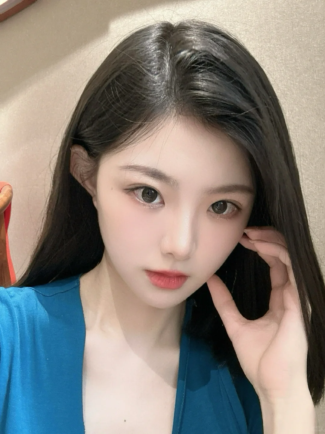 她看起来很凶 可她会脸颊比心🫶