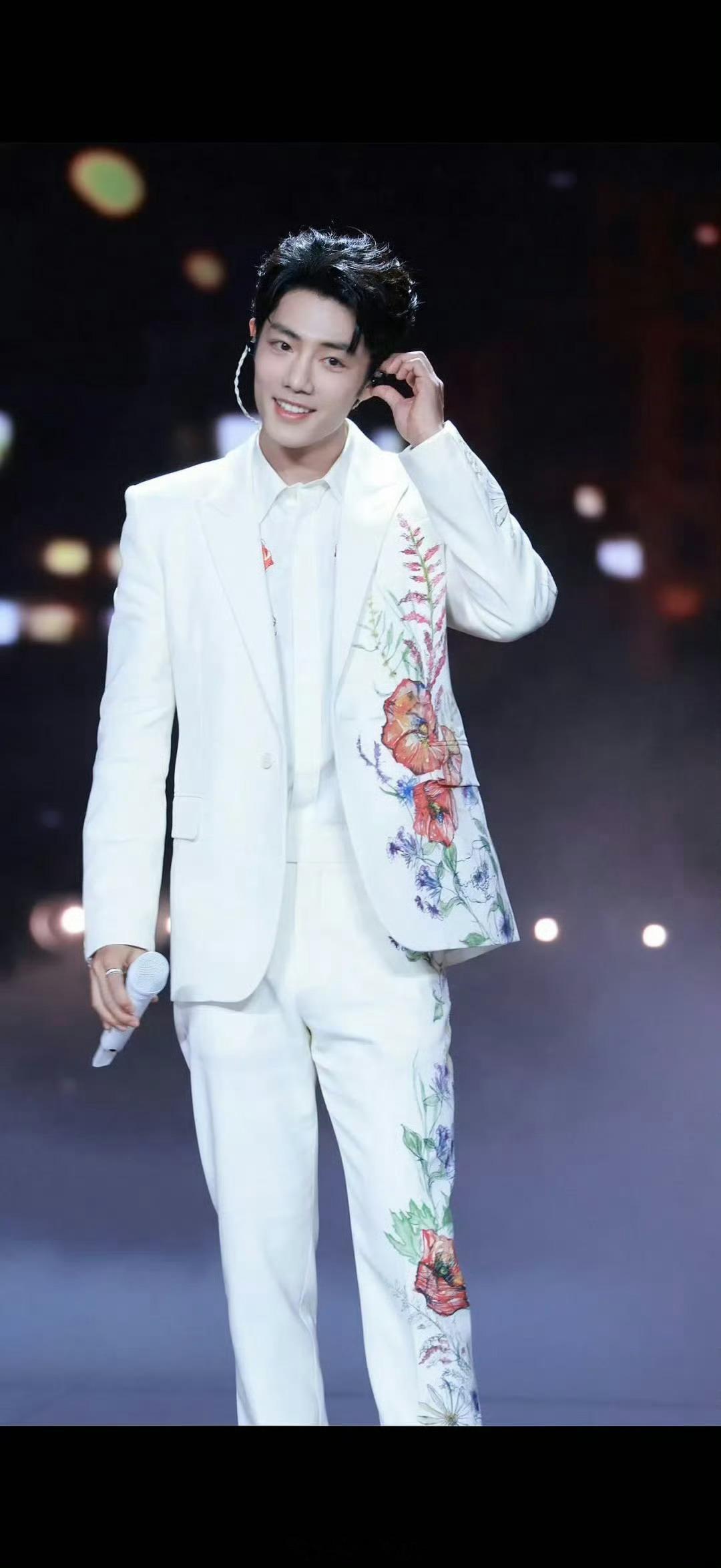 肖战惊喜现身北京肖战一天之内录制了北京卫视春晚和中国网络视听盛典，恨不得明天就是