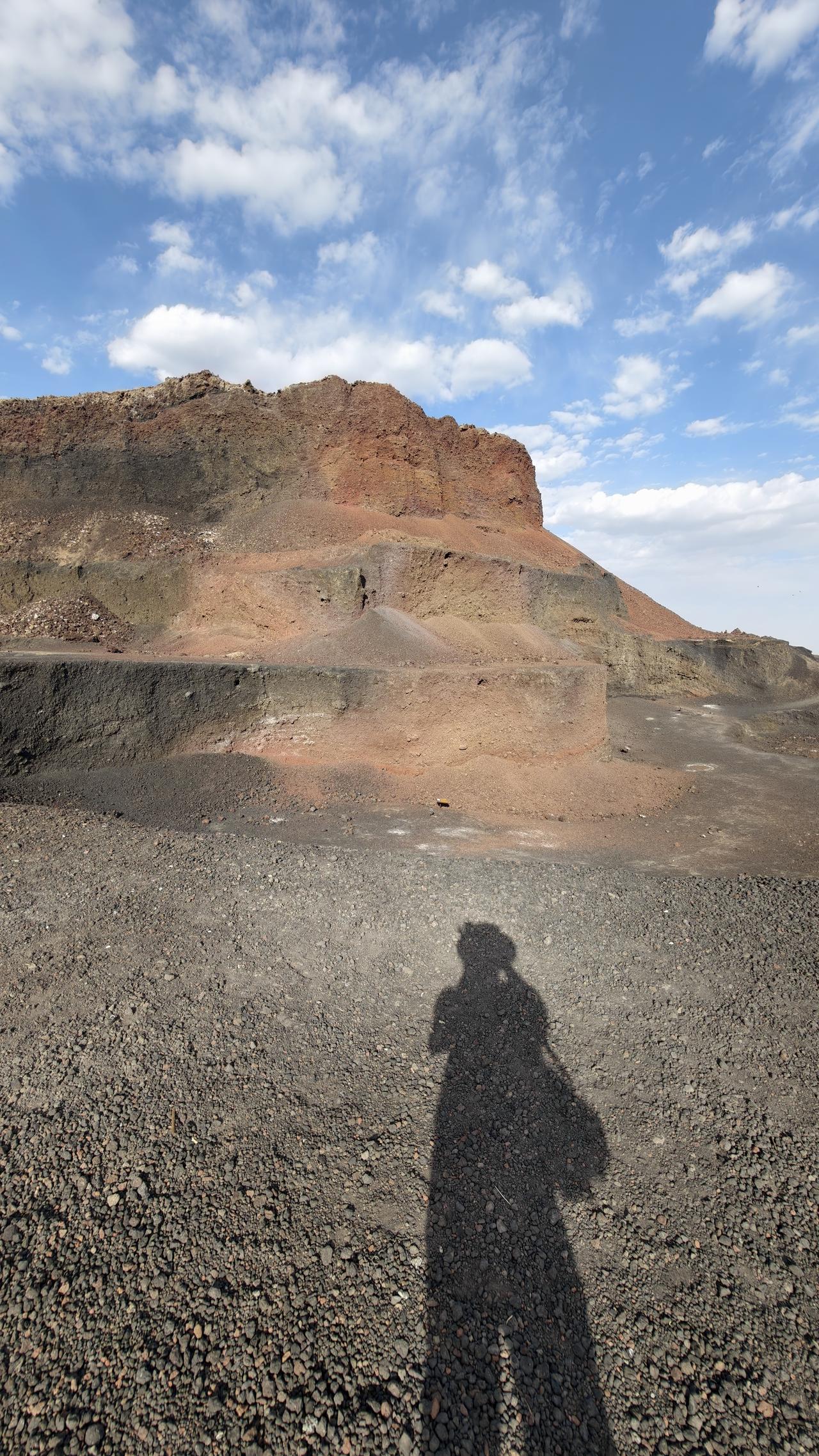 乌兰察布的乌兰哈达火山，七号火山可以捡玛瑙，三号最容易，六号穿宇航服拍登太空。五