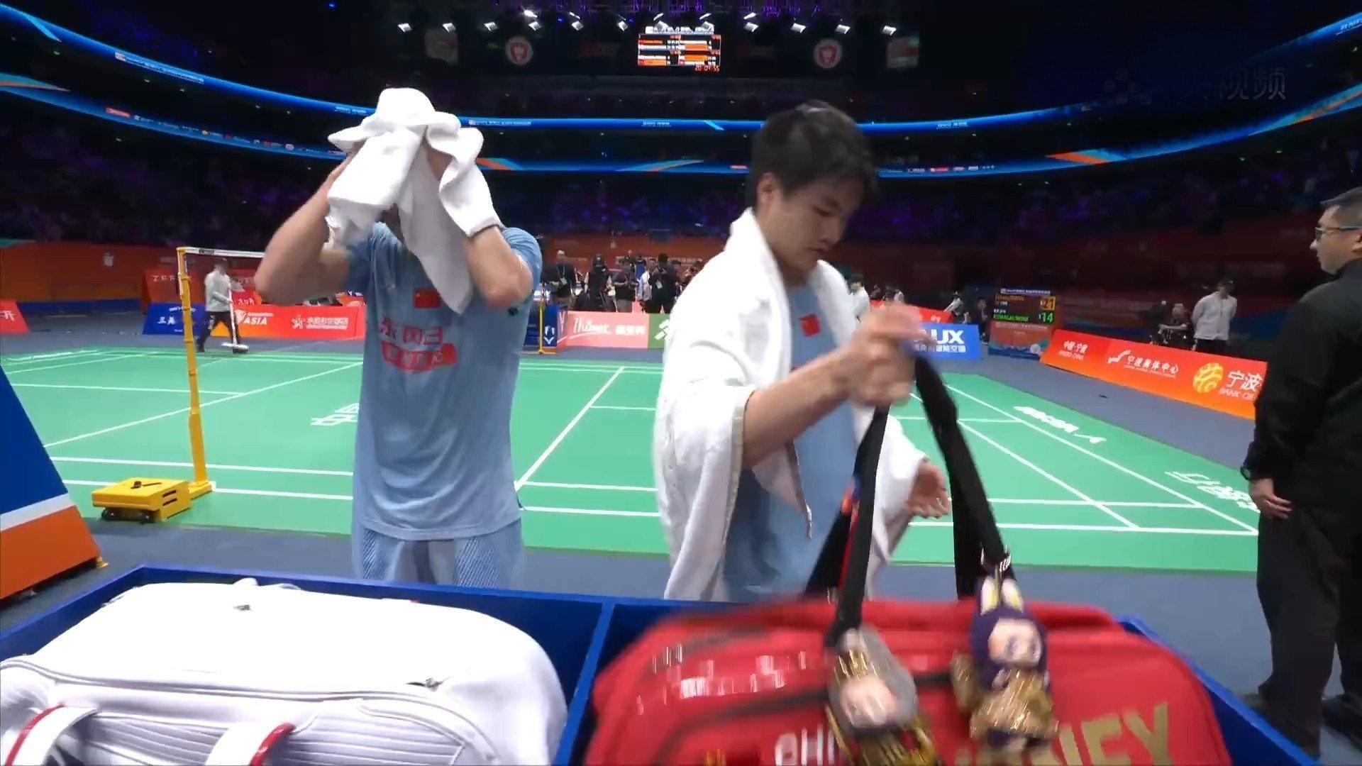 中国羽毛球队王昶给梁伟铿拎球包别人队友用同样的，他俩各有特色