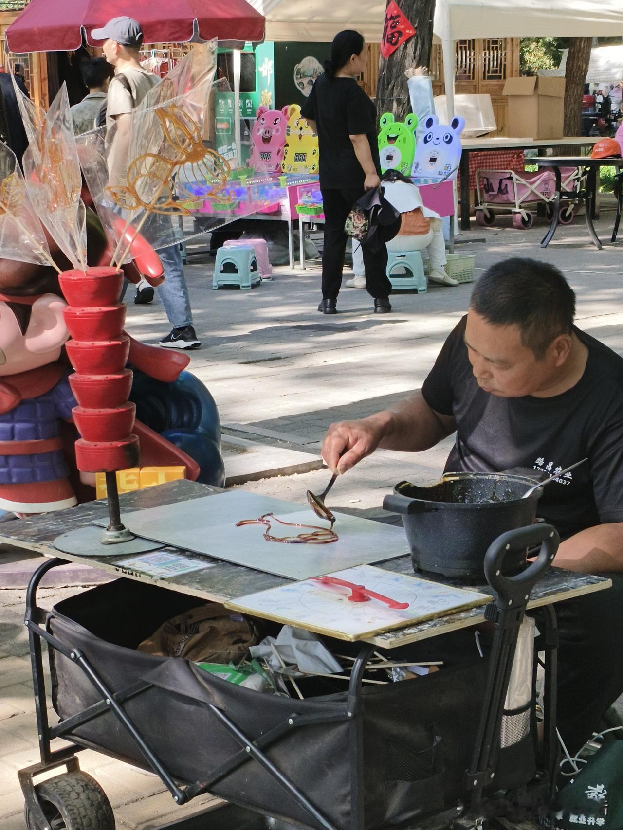 街头老手艺人的糖画技艺，甜蜜回忆