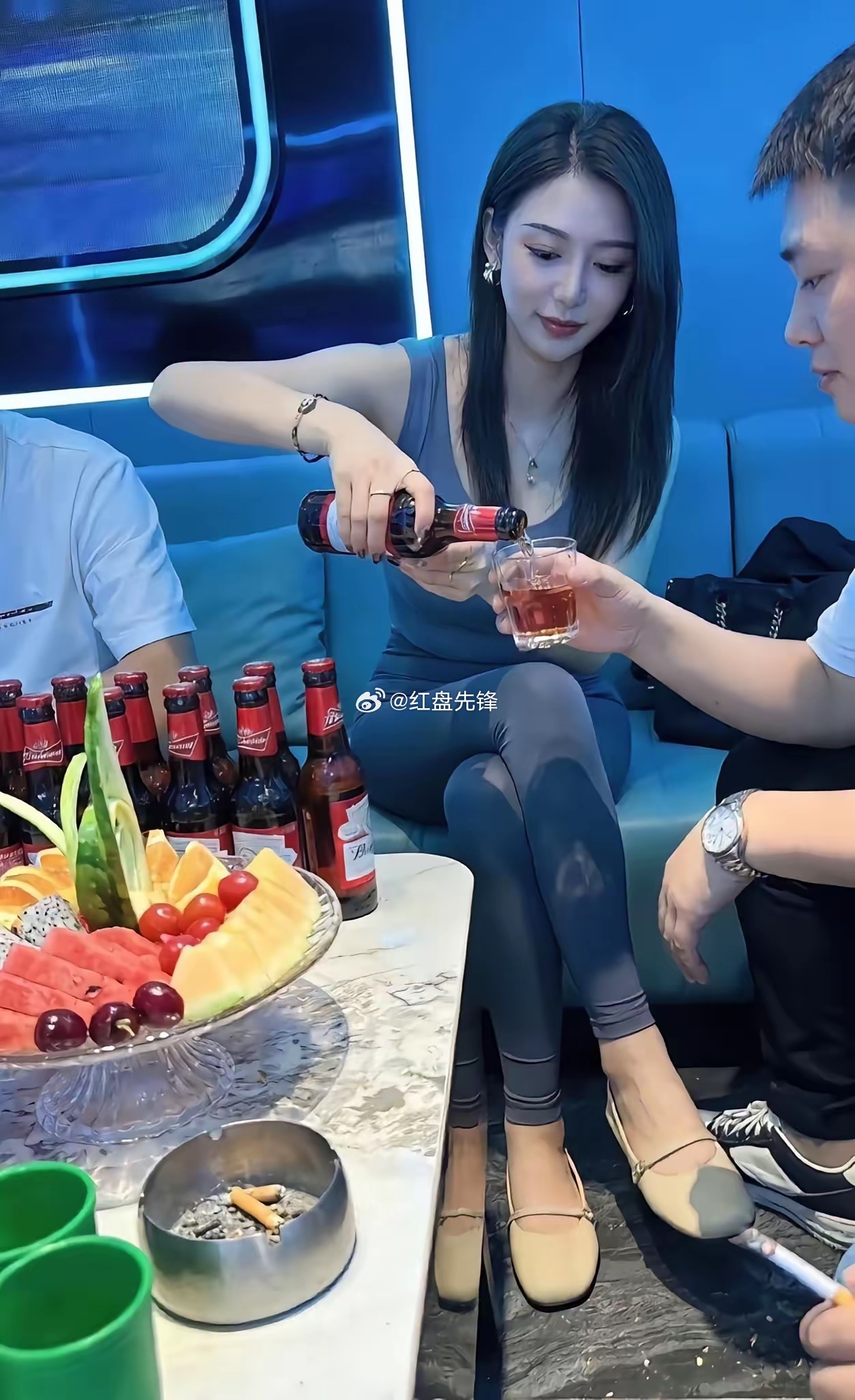 刚出社会你怕自己经不住诱惑，那就去商K上上课。“两杯酒加两句好话，你让他把家里银