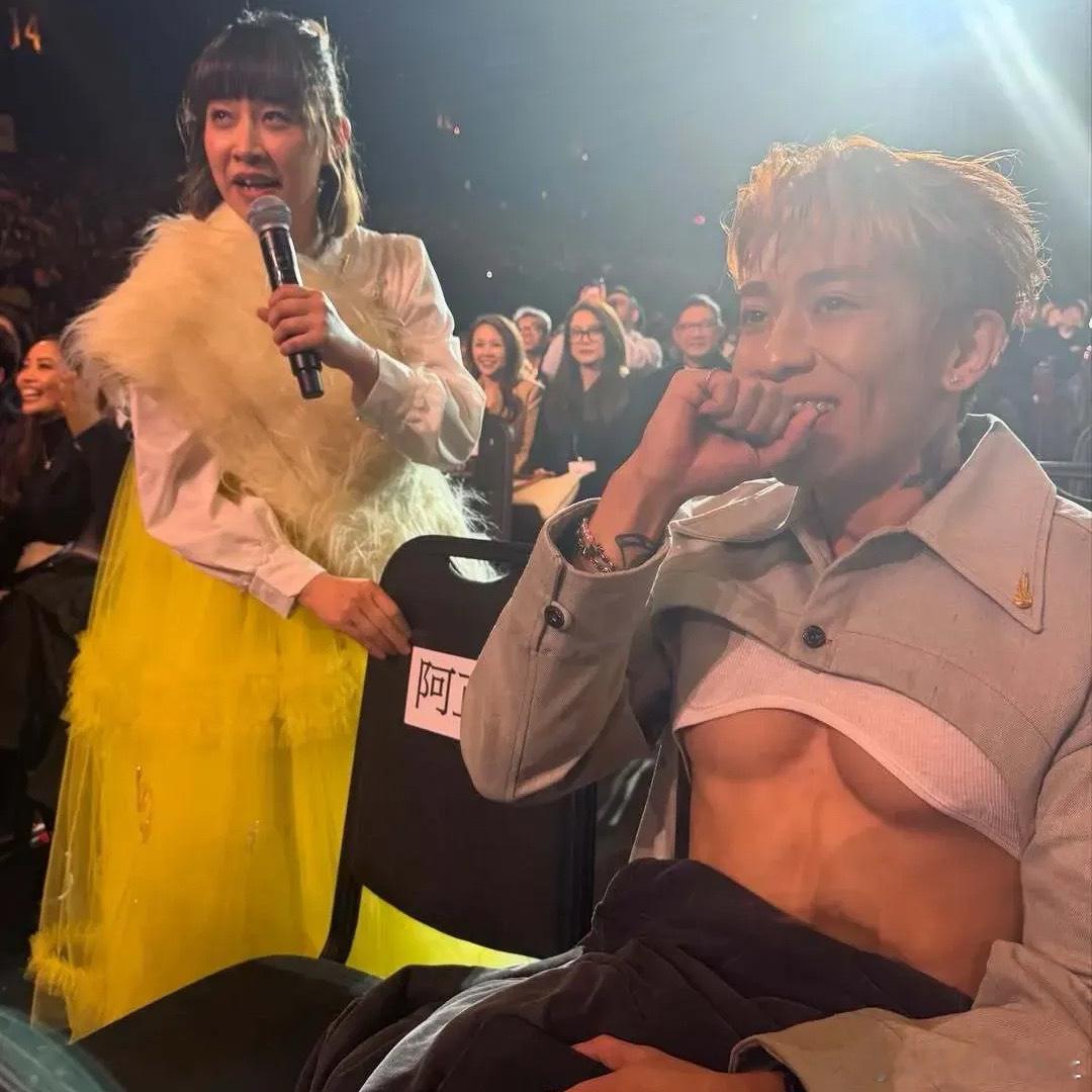 香港娱乐圈就是能豁得出去哈！旁边的人能忍住不笑也是人才 