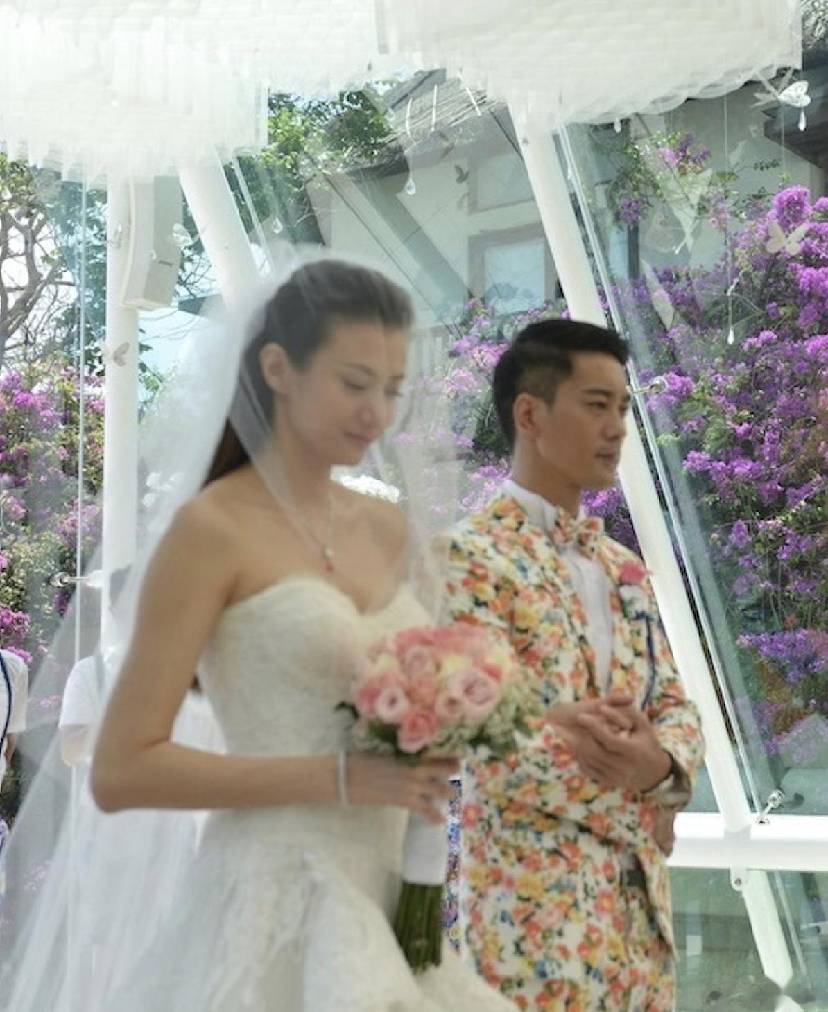 余文乐前女友结婚9年，晒婚照感慨长久的婚姻难，下嫁后生活幸福
黄伊汶和陈国坤结婚