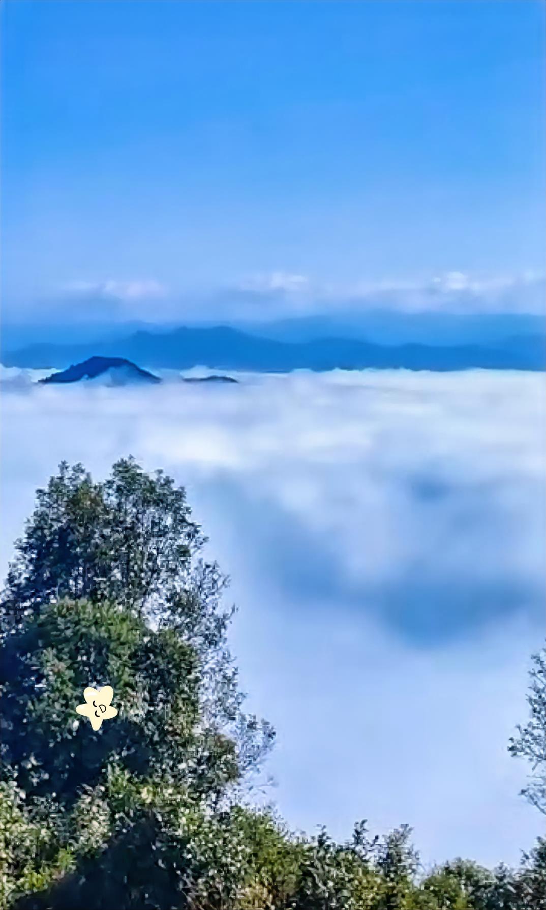 云海之上，仙境般的自然风光