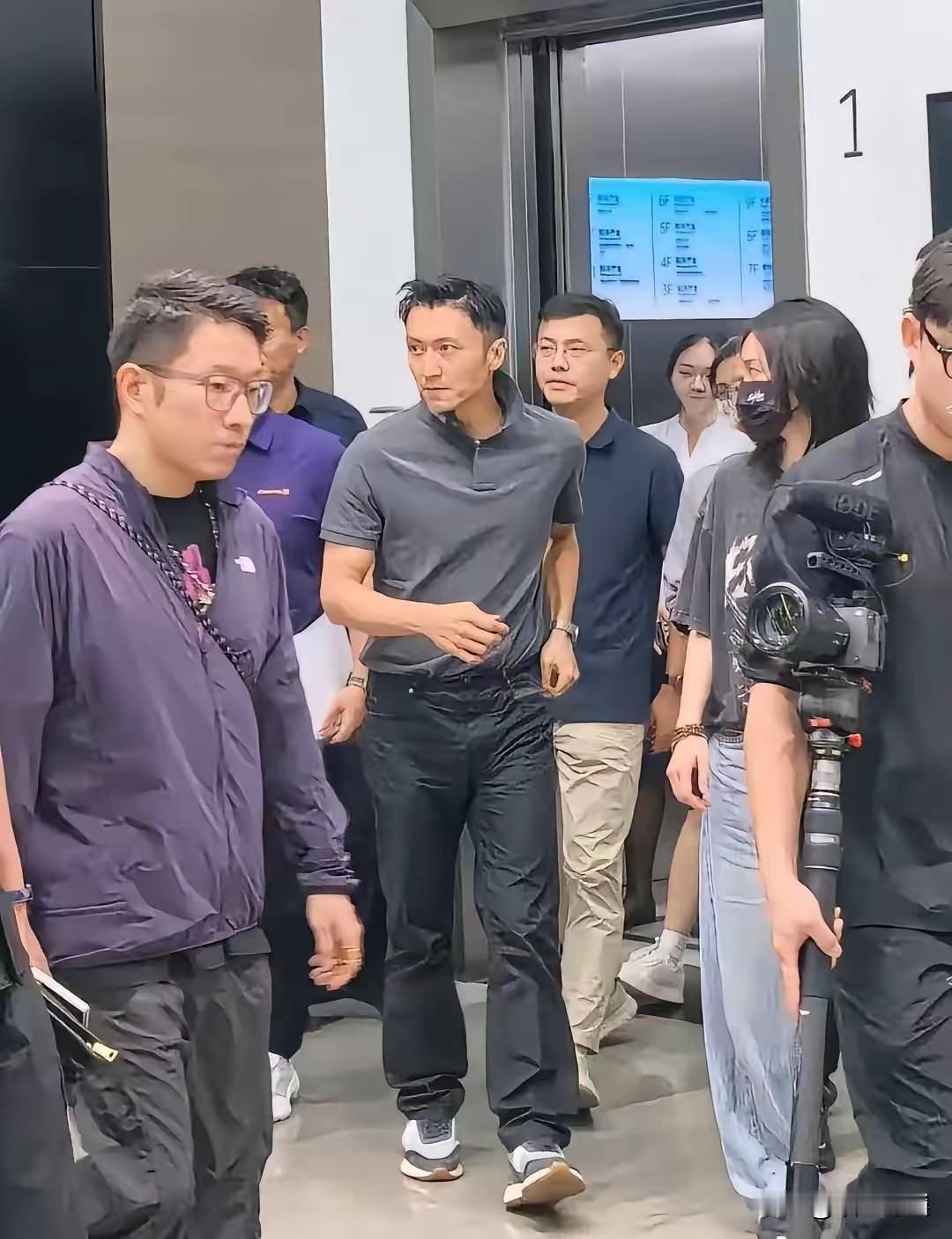 难怪王菲不再顾及谢霆锋的感受，频繁与男闺蜜公开亲密互动了！路人镜头下，谢霆锋已经