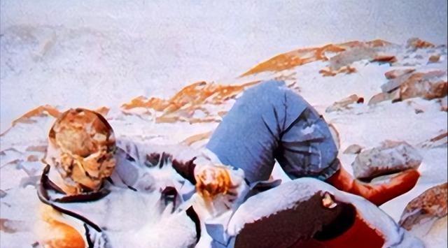 1998年，一对夫妻攀登珠峰，妻子被遗弃在山顶，她绝望喊道：“不要扔下我，好吗？