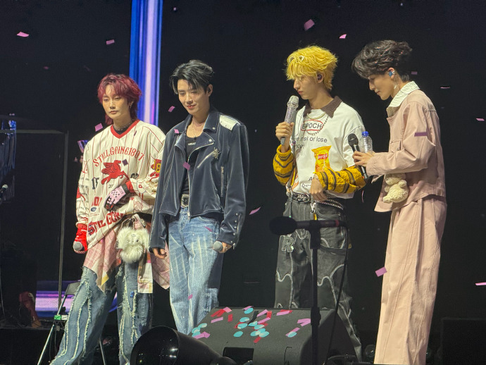 没有人比R1SE更爱R1SE 听到一起唱干杯，一起唱女孩的歌曲的时候，真的是感受