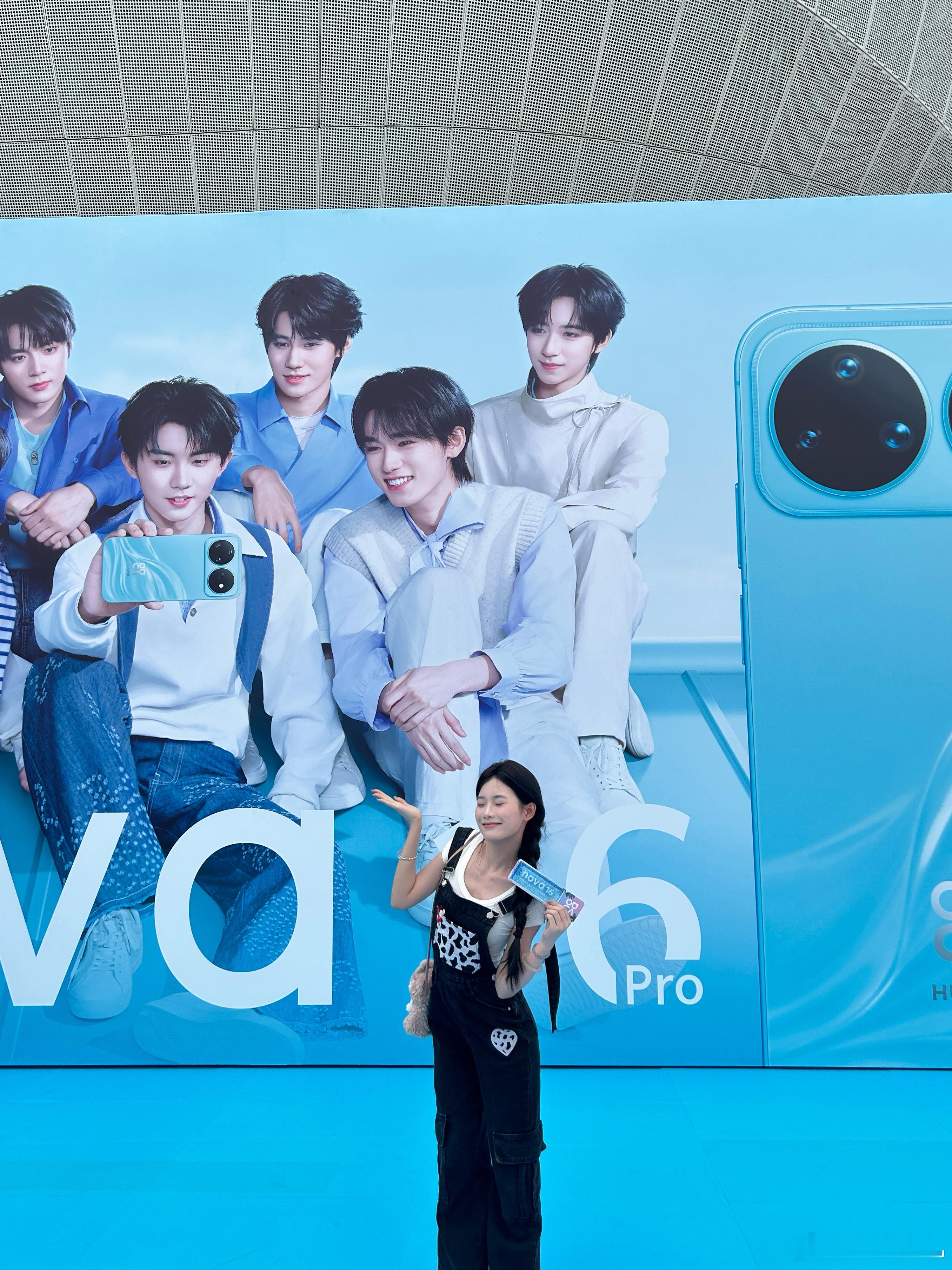 来华为nova16发布会现场了，现场好多时代少年团的粉丝，我这个位置还挺近的，有