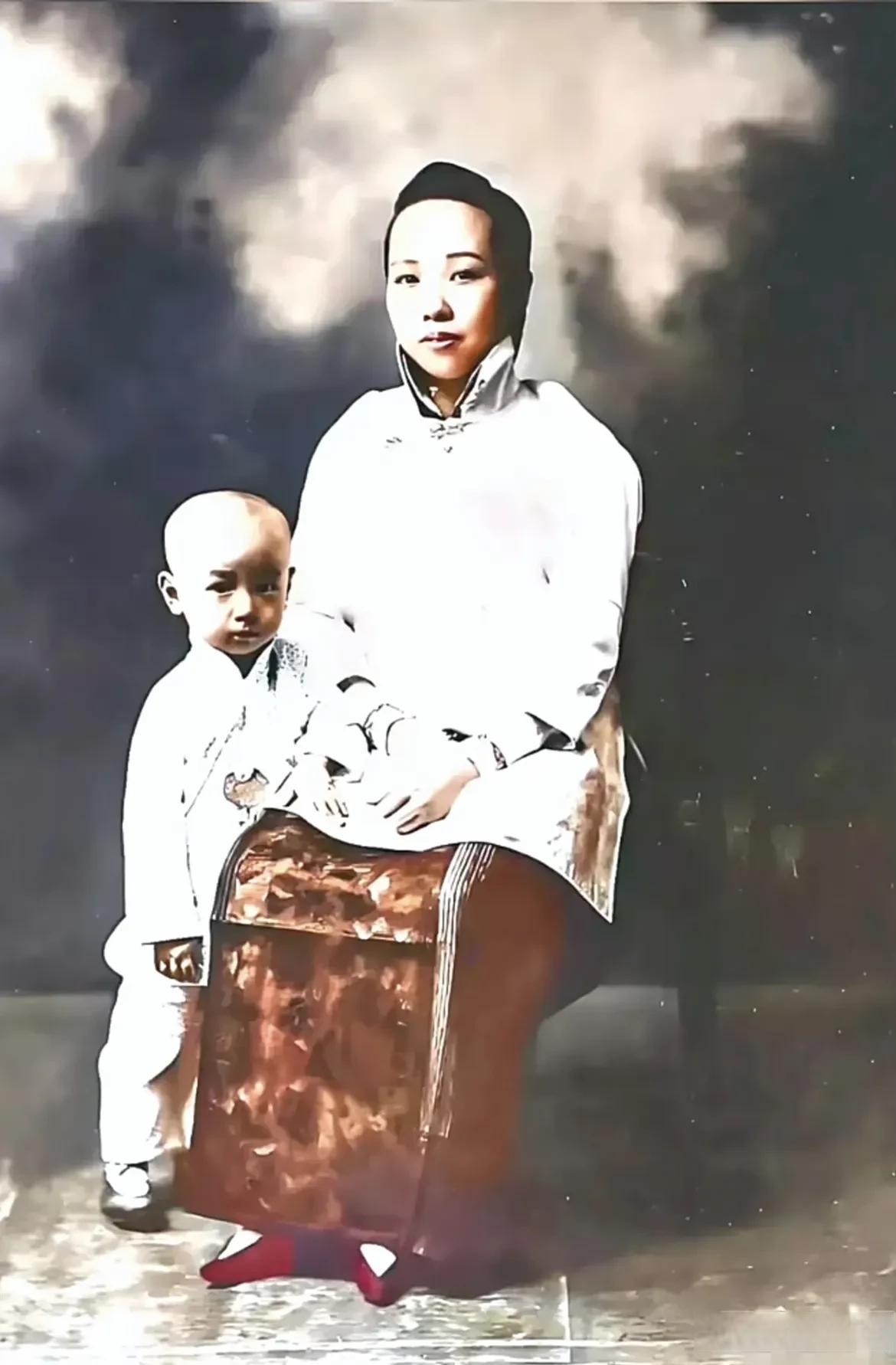 照片中这个可爱的小男孩，像不像聪明的一休？他就是中国“火箭之王”，“两弹一星”元