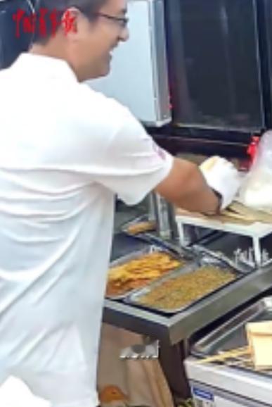 “好客山东！”7月1日晚间青岛夜市，一位炸串摊主得知进店消费的客人是来大陆旅游的